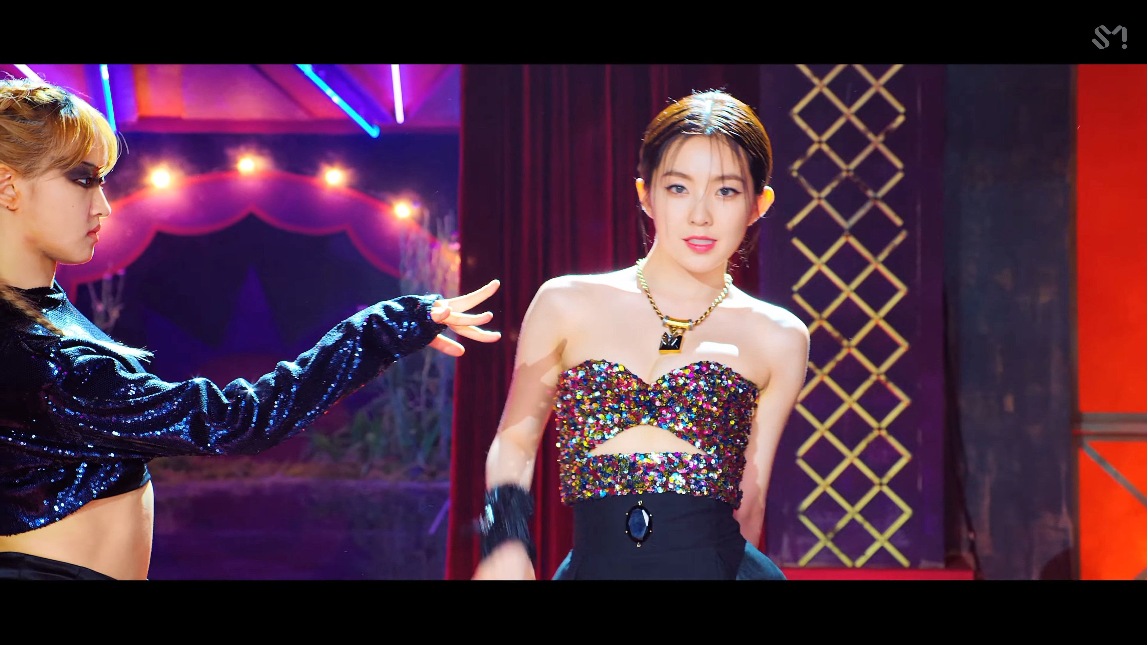 Sao Hàn Irene mặc áo ống sequin trong mv monster