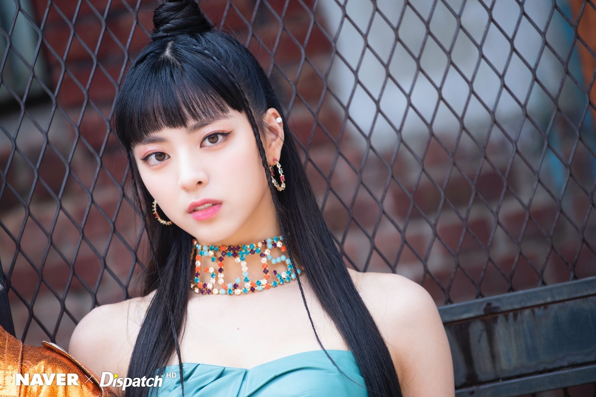 Sao Hàn ITZY đeo choker to bản trong mv not shy