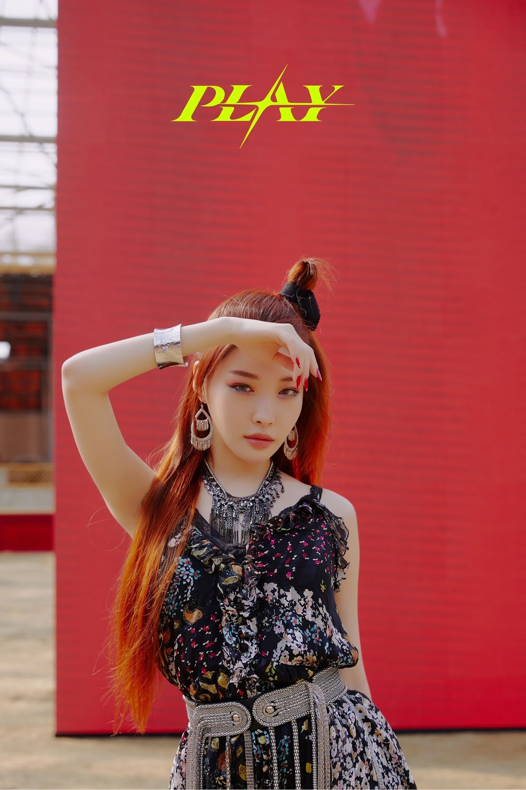 Sao Hàn Chungha mặc đầm hoa nhí trong MV Play
