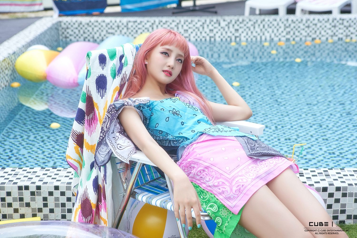 Sao Hàn g-(idle) mặc đầm họa tiết khăn bandana trong mv mới