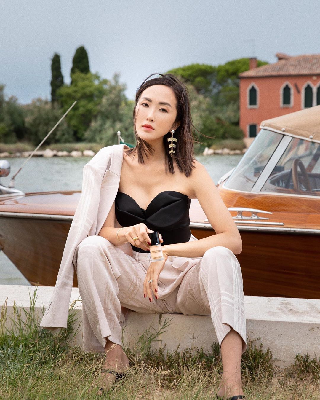 Xu hướng thời trang - Chriselle Lim mặc âu phục màu trắng ngà