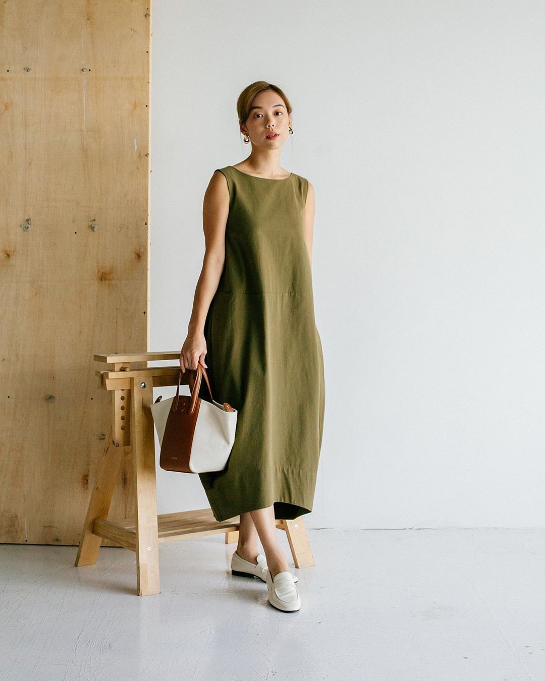 Xu hướng thời trang - váy linen xanh olive