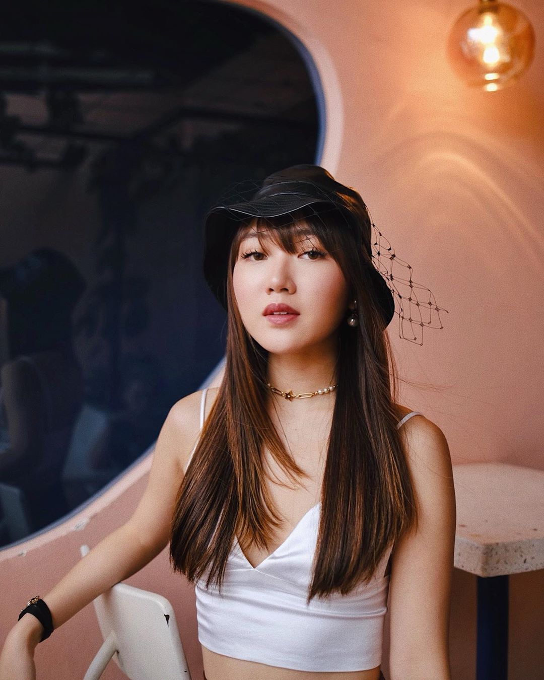 Phụ kiện thời trang cung xử nữ - Chloe Nguyễn mặc áo bralette đội mũ da phối lưới