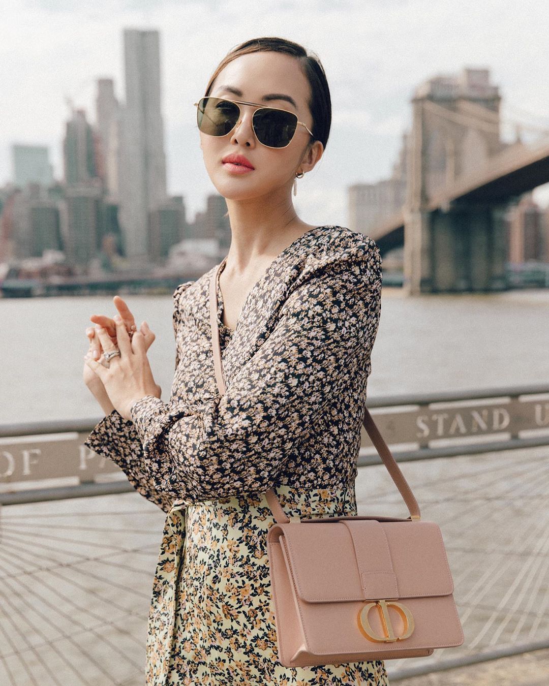 Phụ kiện thời trang cung xử nữ - Chriselle Lim đeo túi xách Dior màu hồng