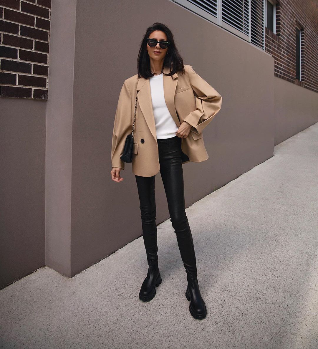 mặc đồ công sở với áo thun blazer màu be