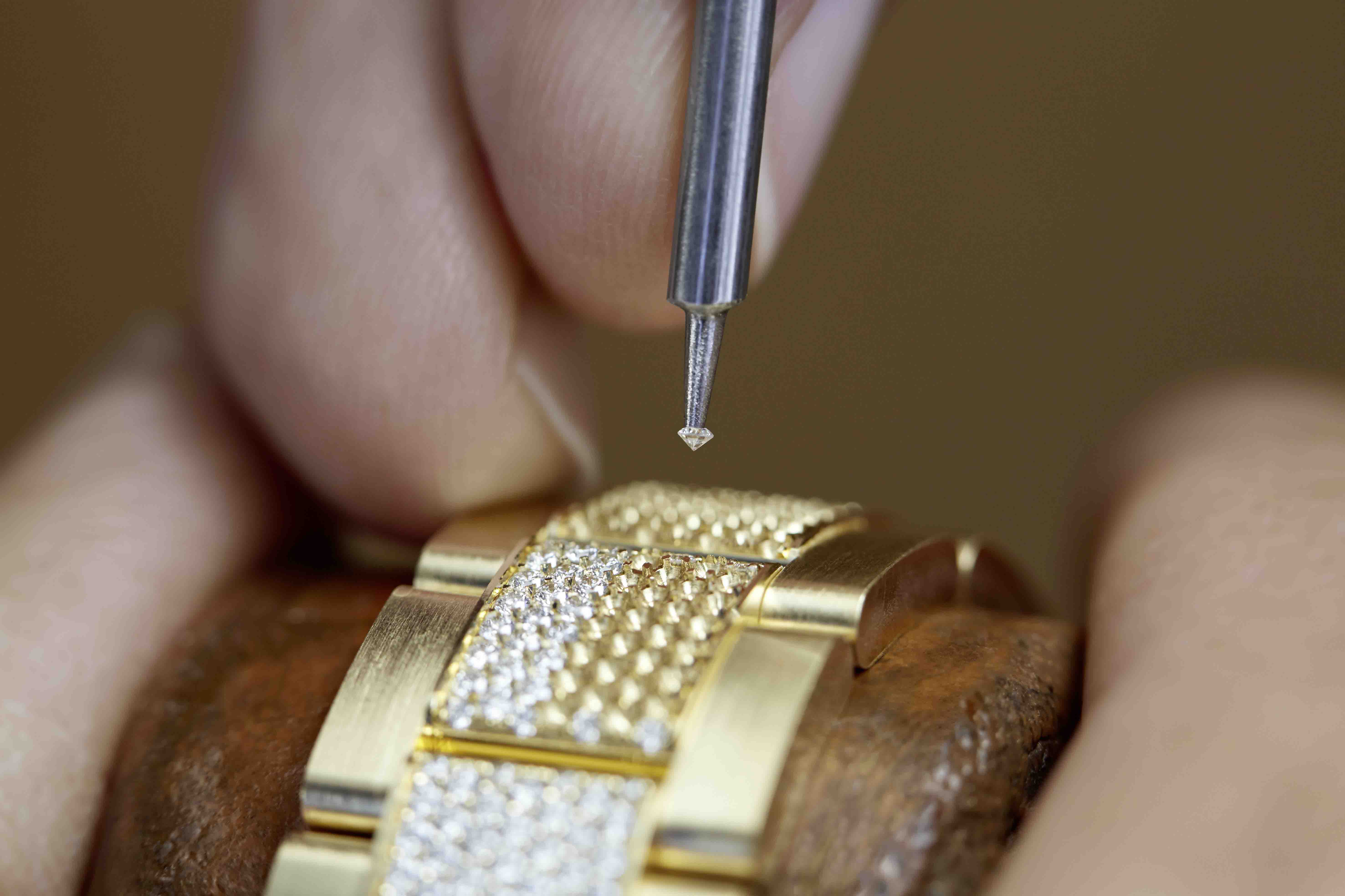 nghệ thuật đính đá quý trên đồng hồ Rolex