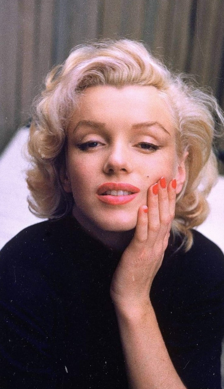 Marilyn Monroe và màu móng tay đỏ