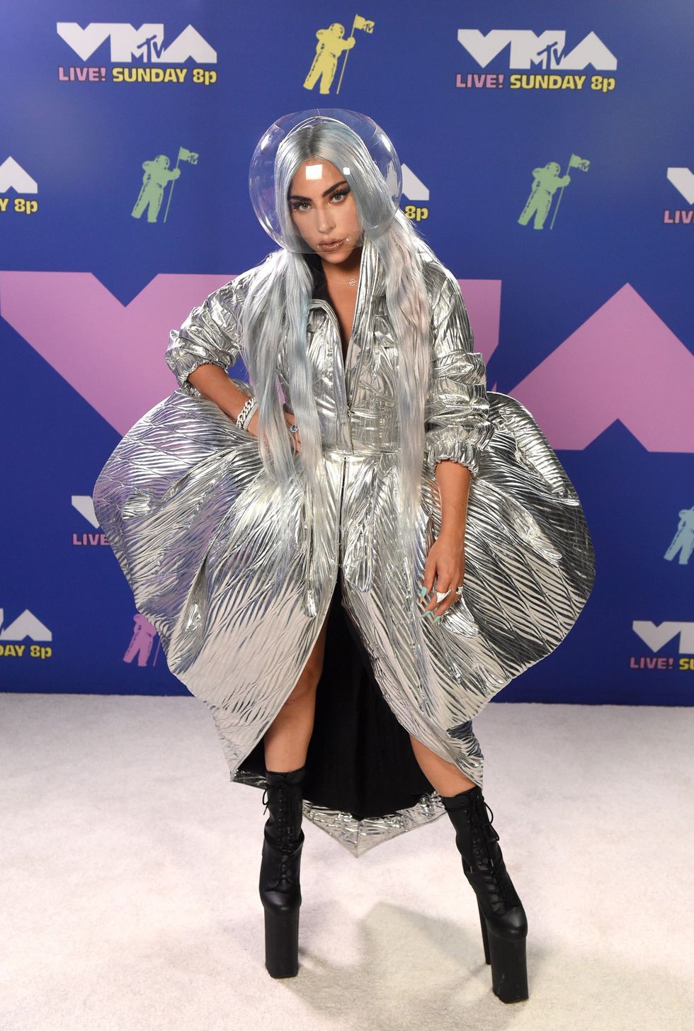 Lady Gaga mặc trang phục độc đáo tại thảm đỏ VMAS 2020