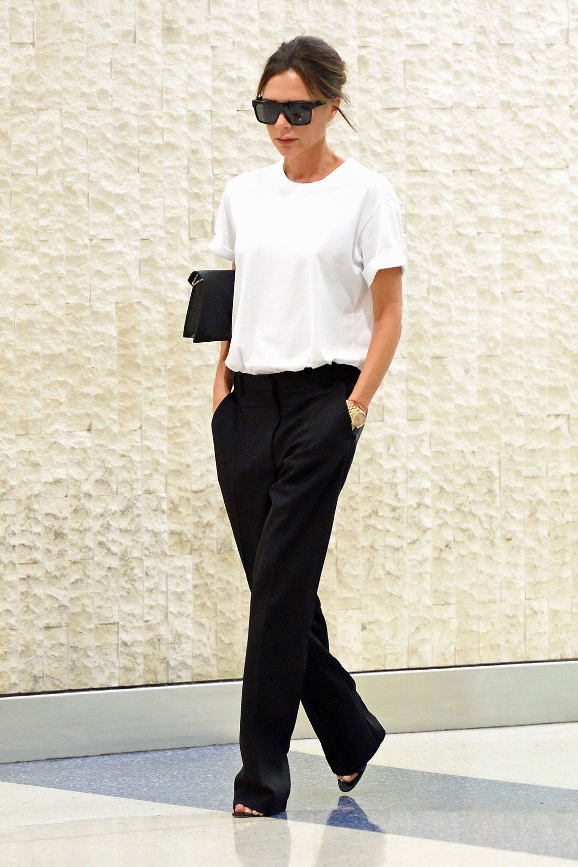 Victoria Beckham phối đồ công sở áo thun xắn tay quần tây đen
