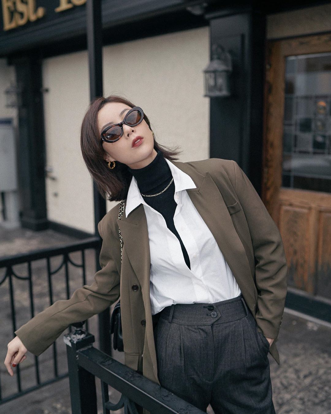 cô gái phối đồ layer 3 lớp áo blazer nâu sơ mi trắng và áo cổ lọ