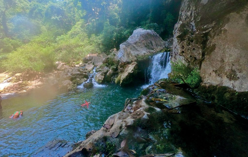 hang động du khách bơi qua suối