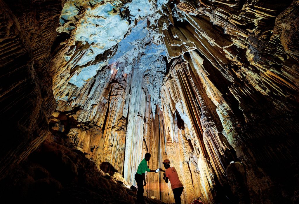 hang động khung cảnh bên trong