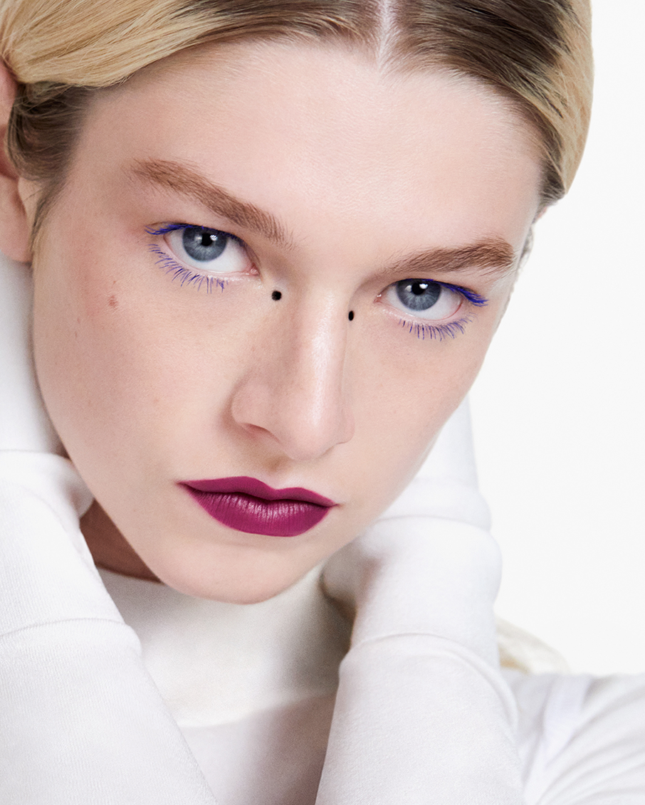 Hunter Schafer đã trở thành Đại sứ Thương hiệu Toàn cầu cho SHISEIDO Makeup