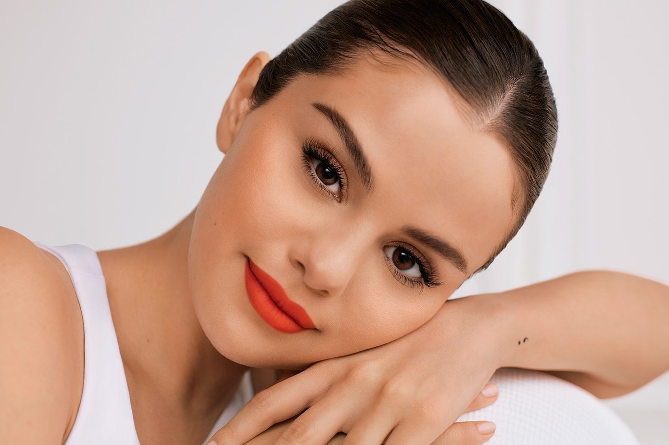 Hình ảnh Selena Gomez trong chiến dịch giới thiệu thương hiệu mỹ phẩm Rare Beauty