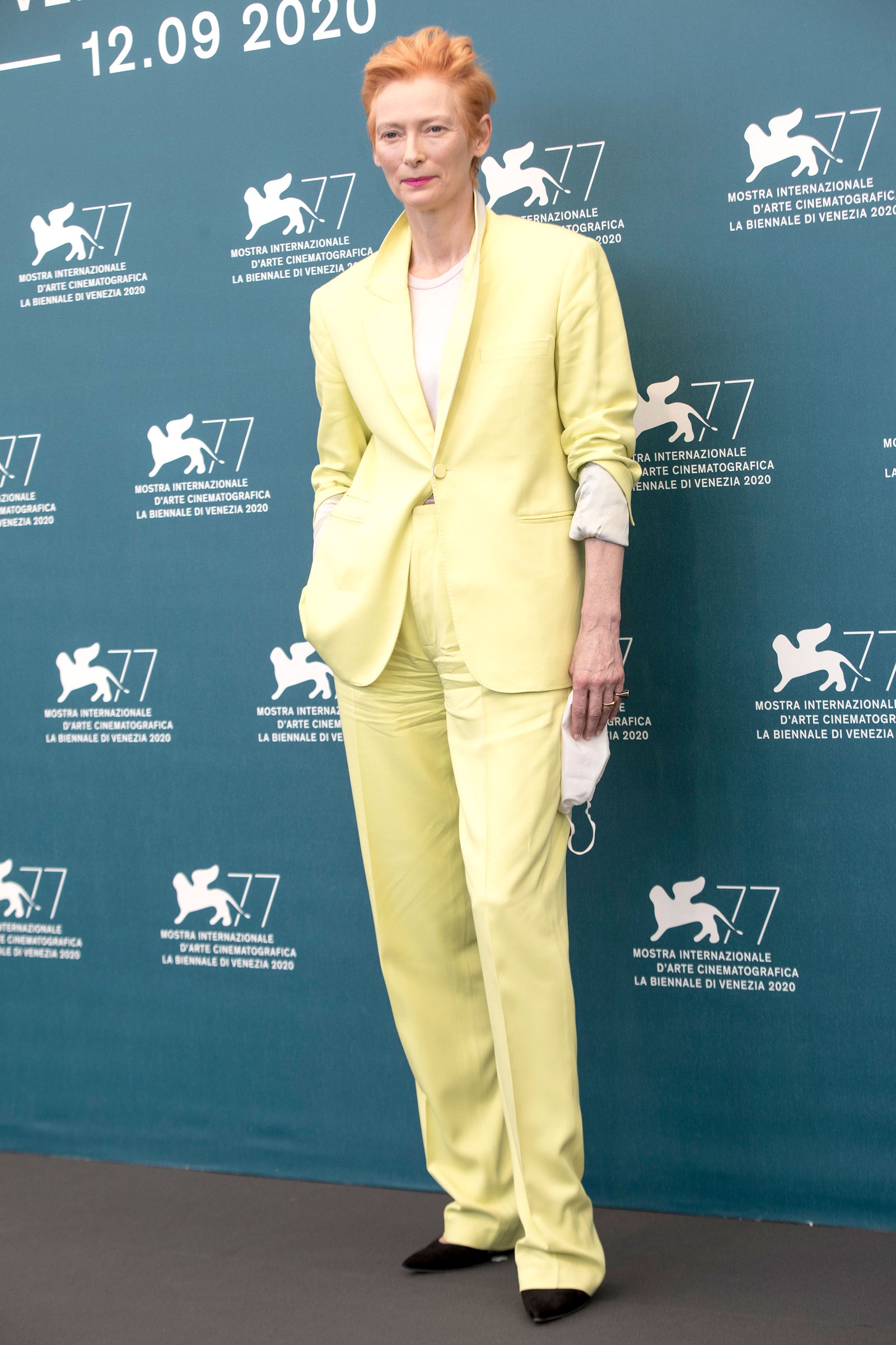 Tilda Swinton cung thời trang vàng chanh tại thảm đỏ Venice