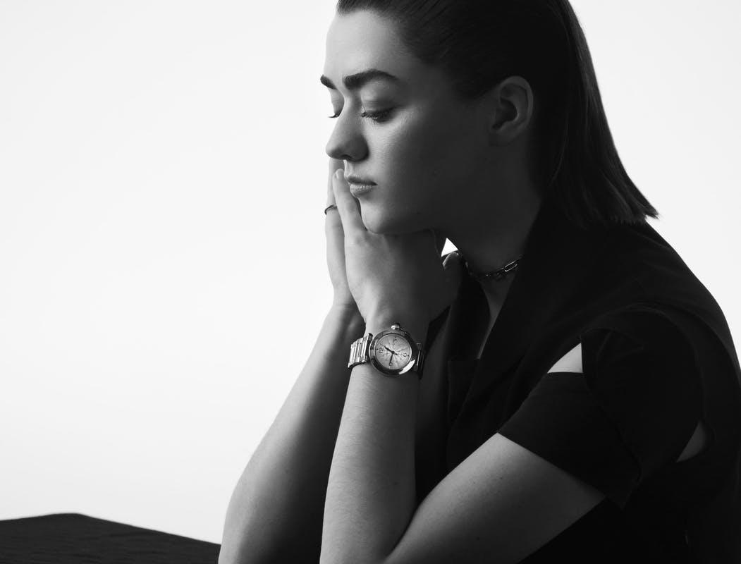 maisie william đeo đồng hồ cartier