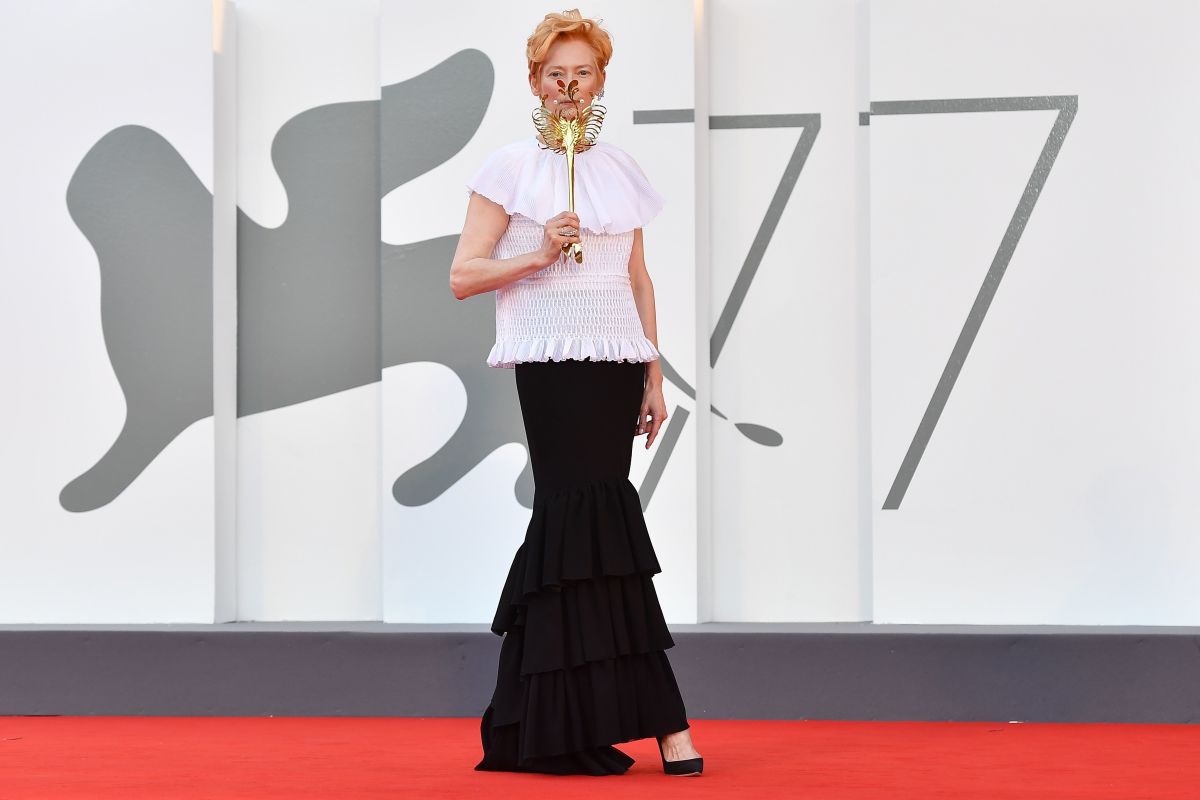 Tilda Swinton cùng thời trang thảm đỏ venice 2020