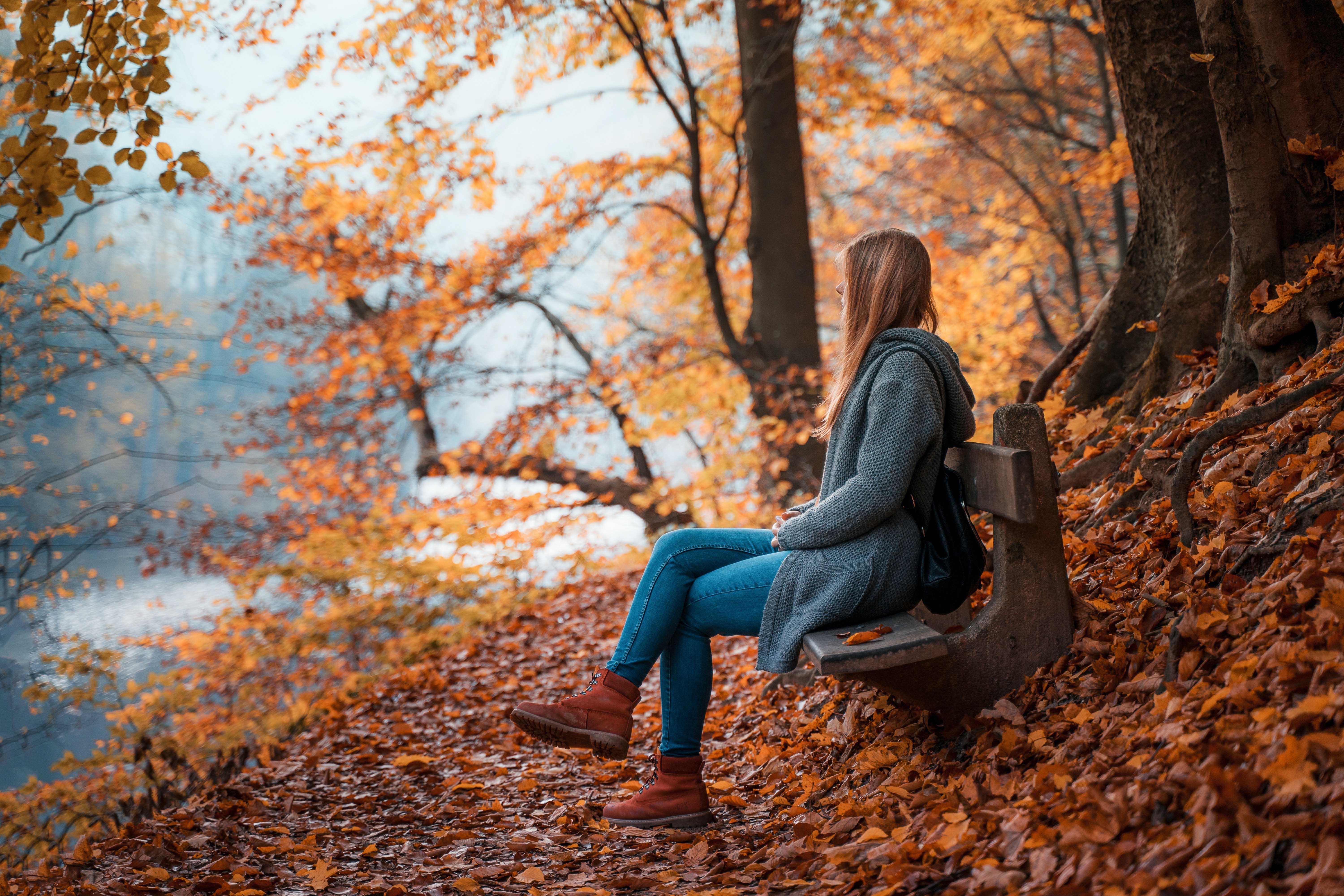 cô gái ngồi một mình vào mùa thu