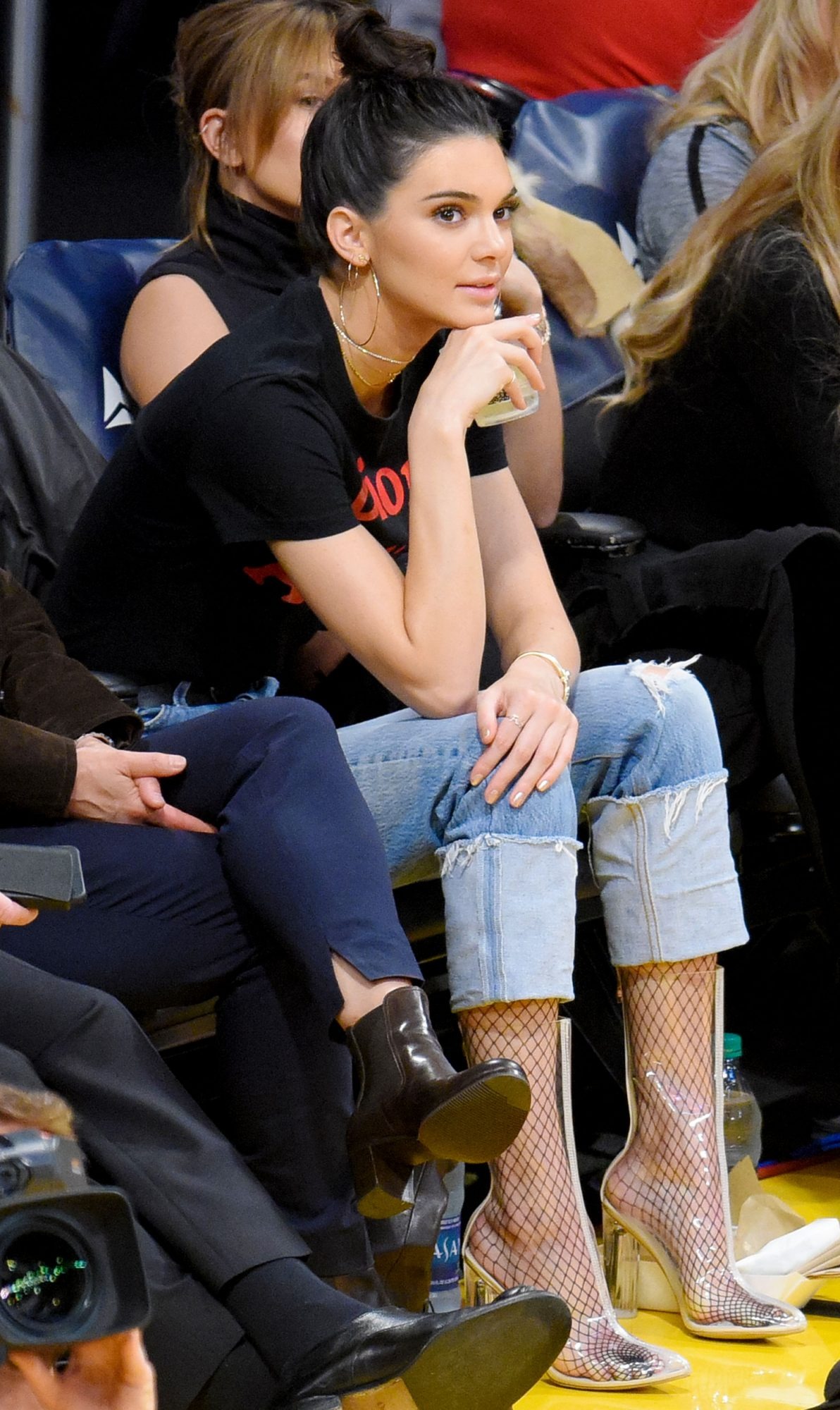 Kendall Jenner phối đồ quần jeans rách, áo thun đen, bốt trong suốt và tất lưới