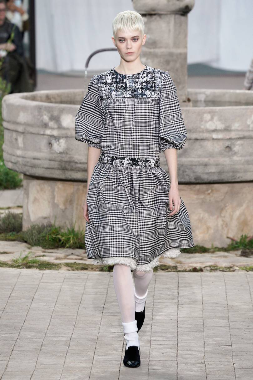 Phối đồ phong cách preppy trong bst Chanel resort 2020