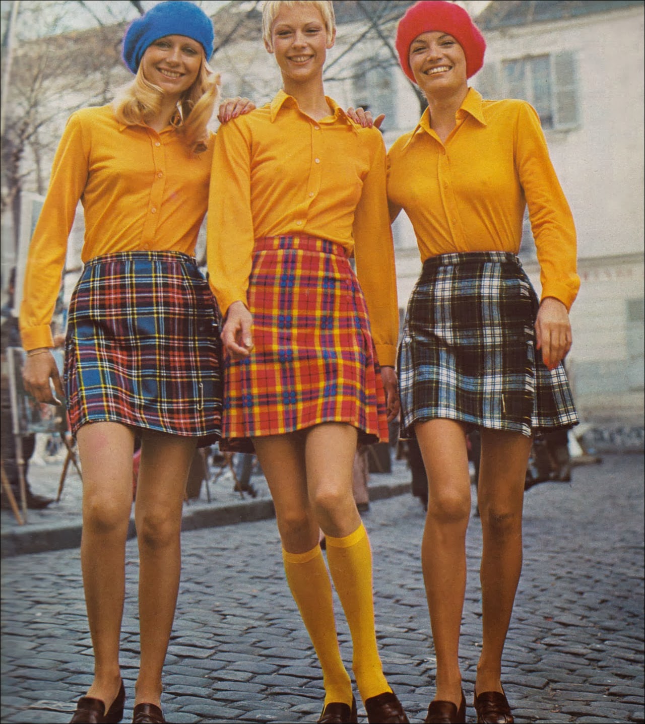 chân váy chữ A kẻ sọc những năm 1970