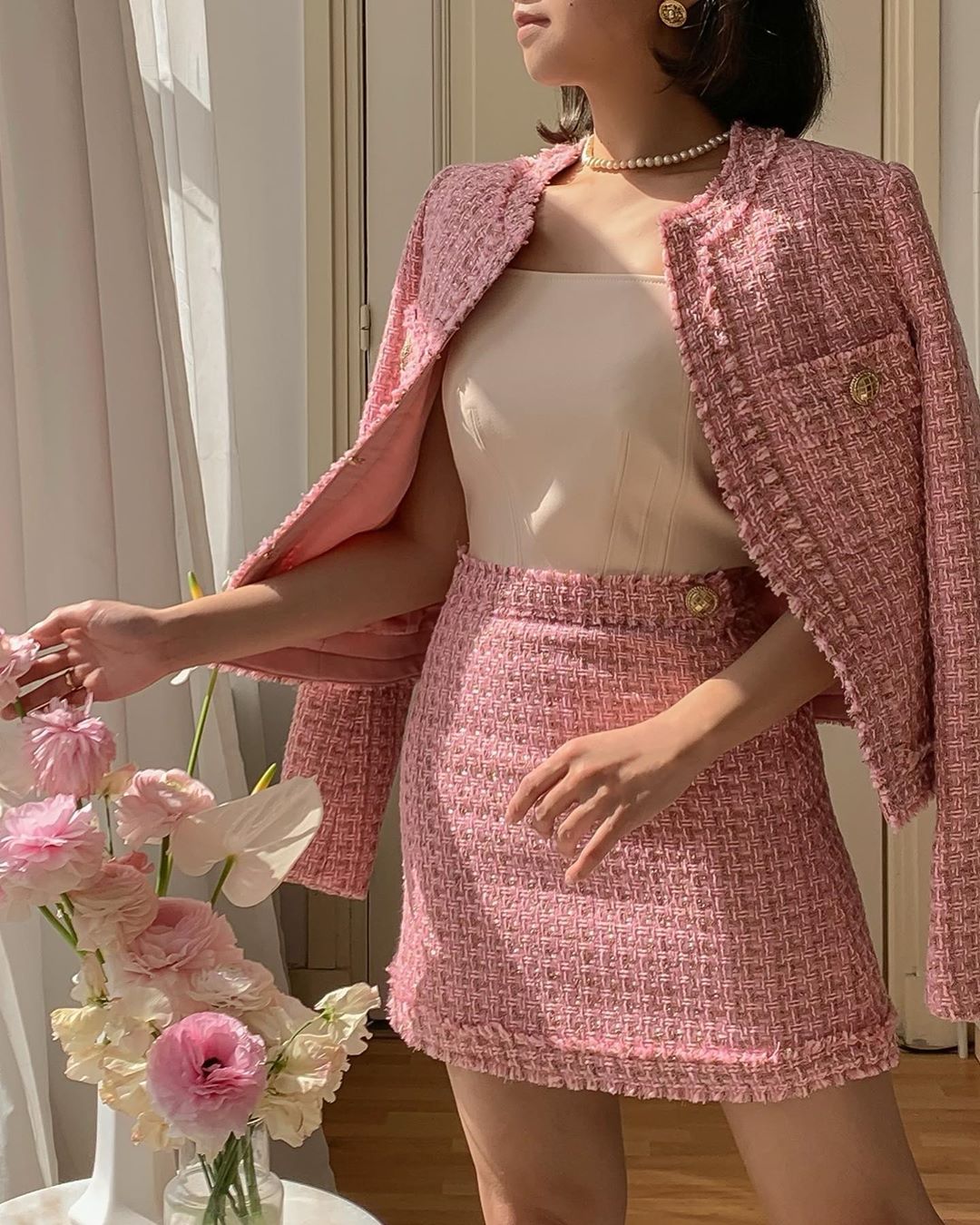 cô gái mặc chân váy chữ A vải tweed