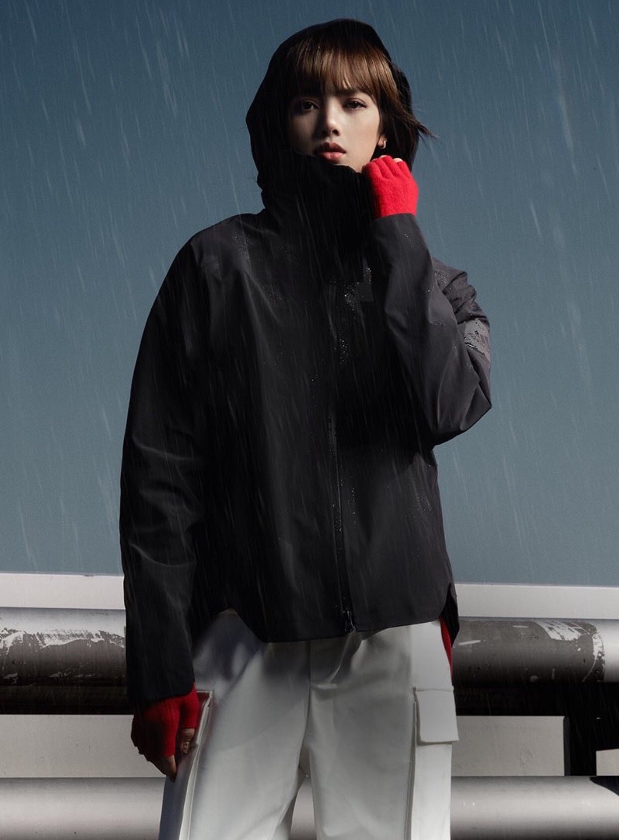 Áo khoac du đen có thể che mưa phong cách thể thao Lisa