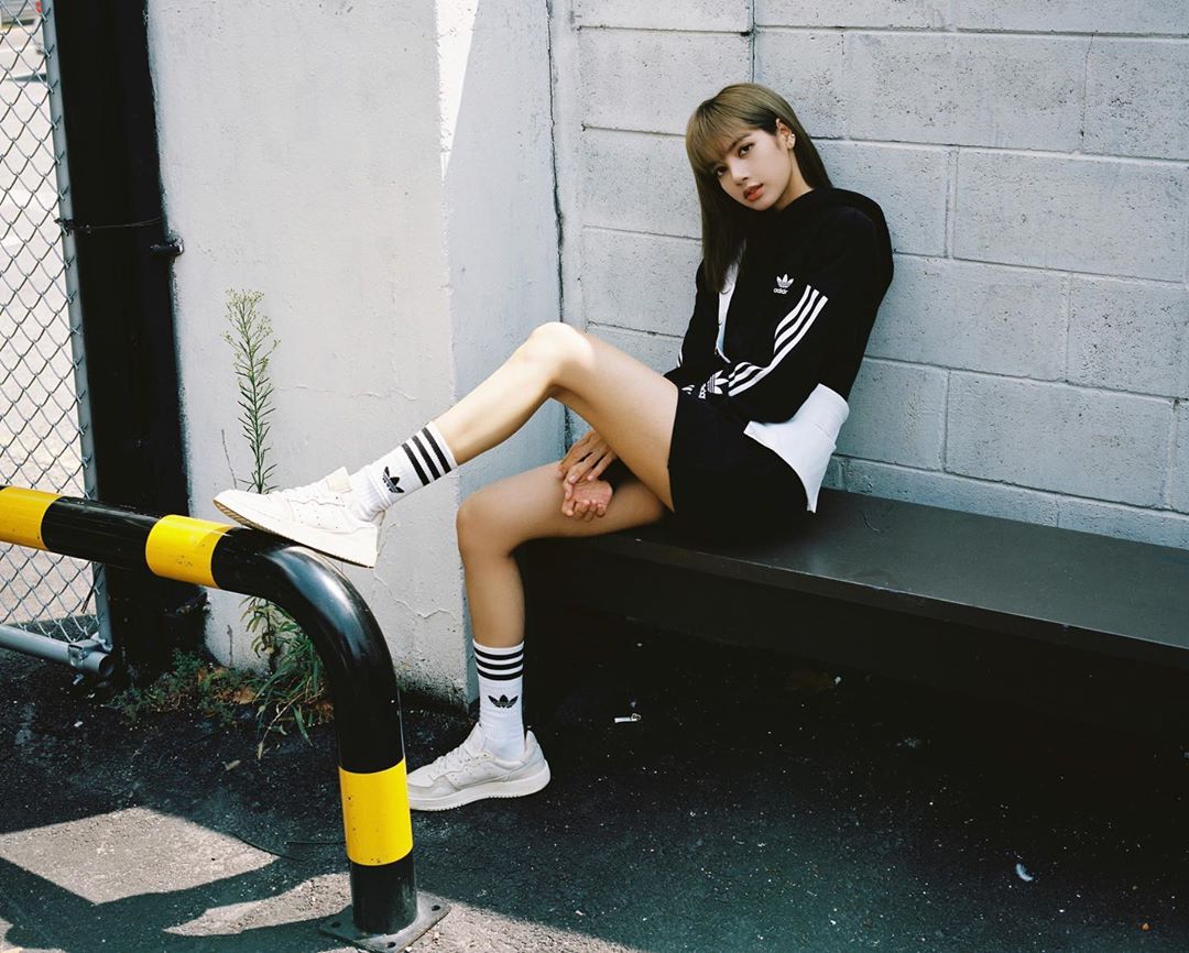 lisa blackpink mặc trang phục adidas phong cách thời trang streetwear