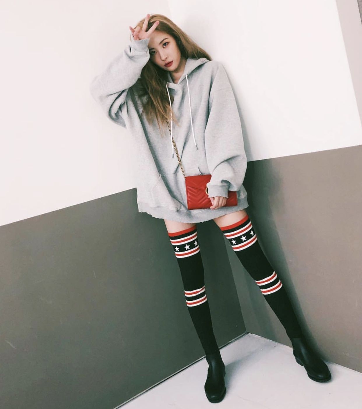 áo hoodie oversized phối cùng quần shorts và tất dài ngang đùi