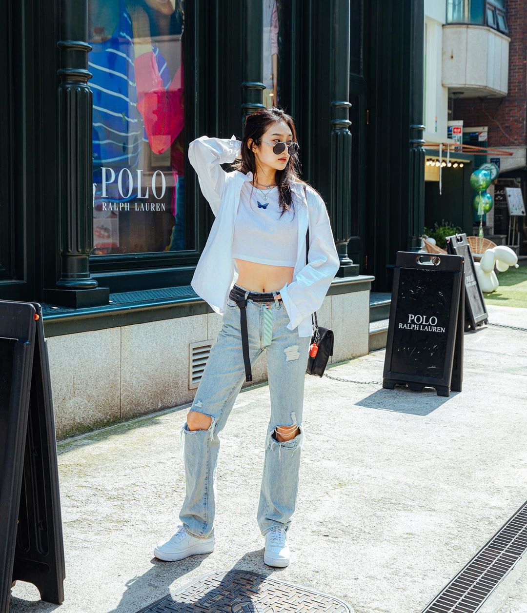 Phối đồ phong cách streetwear với quần jeans rách, áo croptop trắng