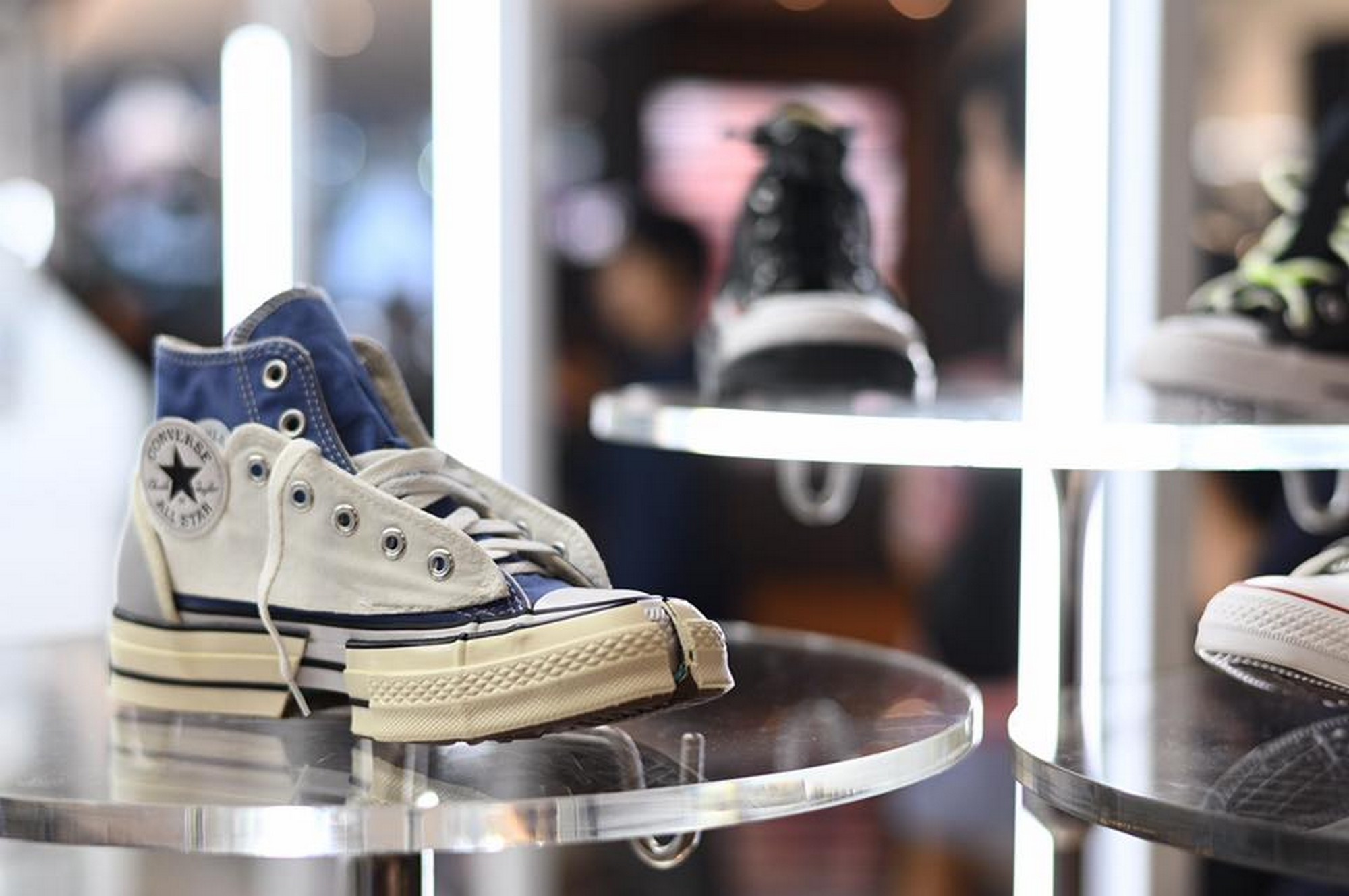 Converse chiến dịch tái tạo những vỏ chai nhựa cùng Converse Renew