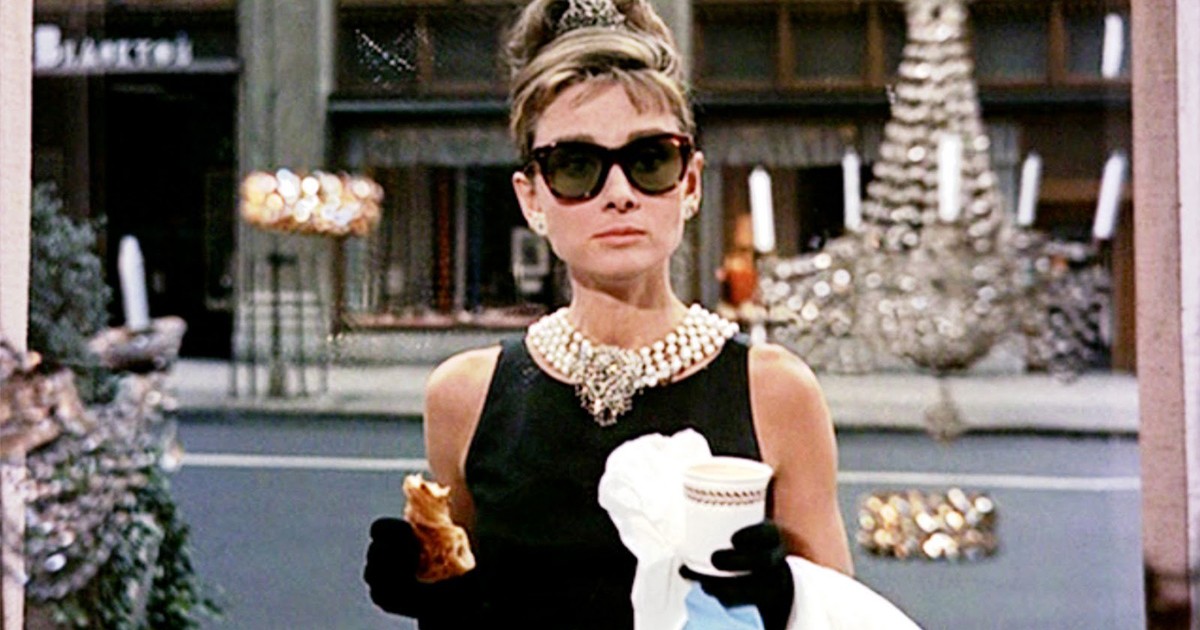 Nữ diễn viên Audrey Hepburn diện kính mát wayfarer trong bộ phim Breakfast at Tiffany