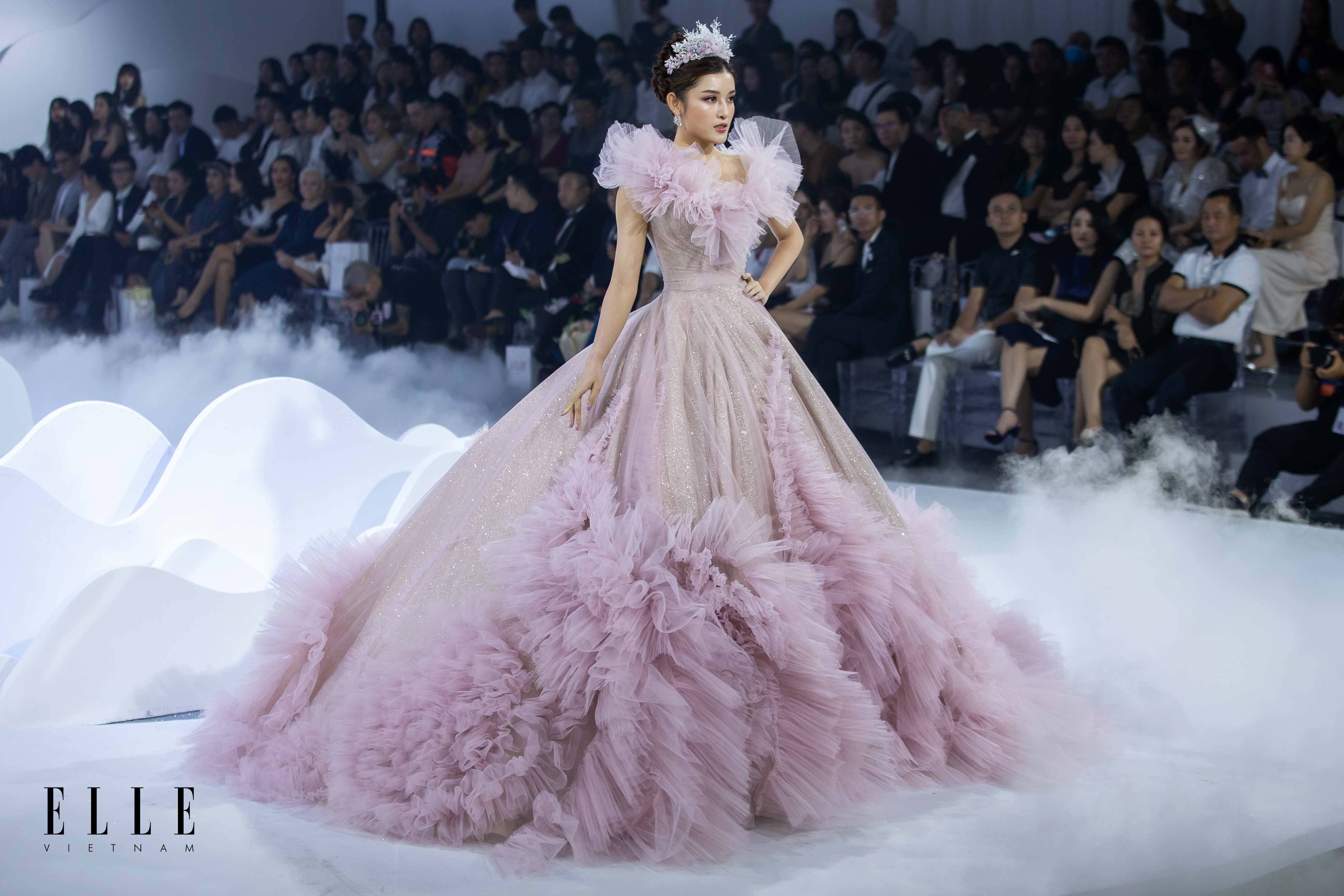 Joli Poli ra mắt BST váy cưới bồng bềnh như mây tại ELLE Wedding Art Gallery 2020 | ELLE Joli Poli Ra Mắt Bst Váy Cưới Bồng Bềnh Như Mây Tại Elle Wedding Art Gallery 2020 | Elle