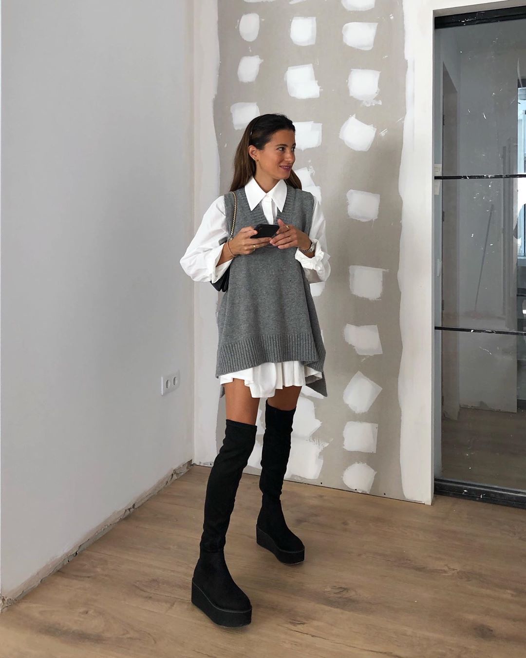 áo len sweater vest mặc với shorts