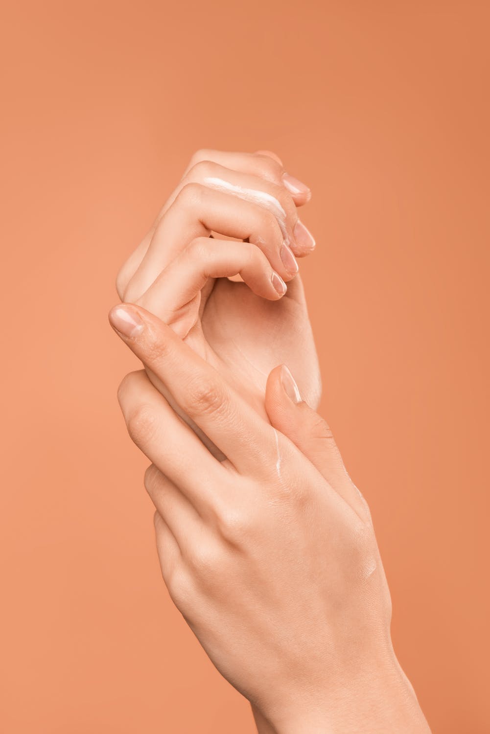 Thử mỹ phẩm lên tay trước khi dùng để tránh gây ra những tình trạng không mong muốn cho da.