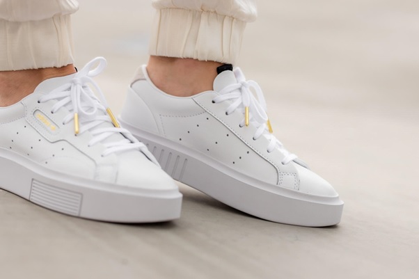 Tận hưởng ưu đãi độc quyền trên shopee khi mua adidas Sleek.