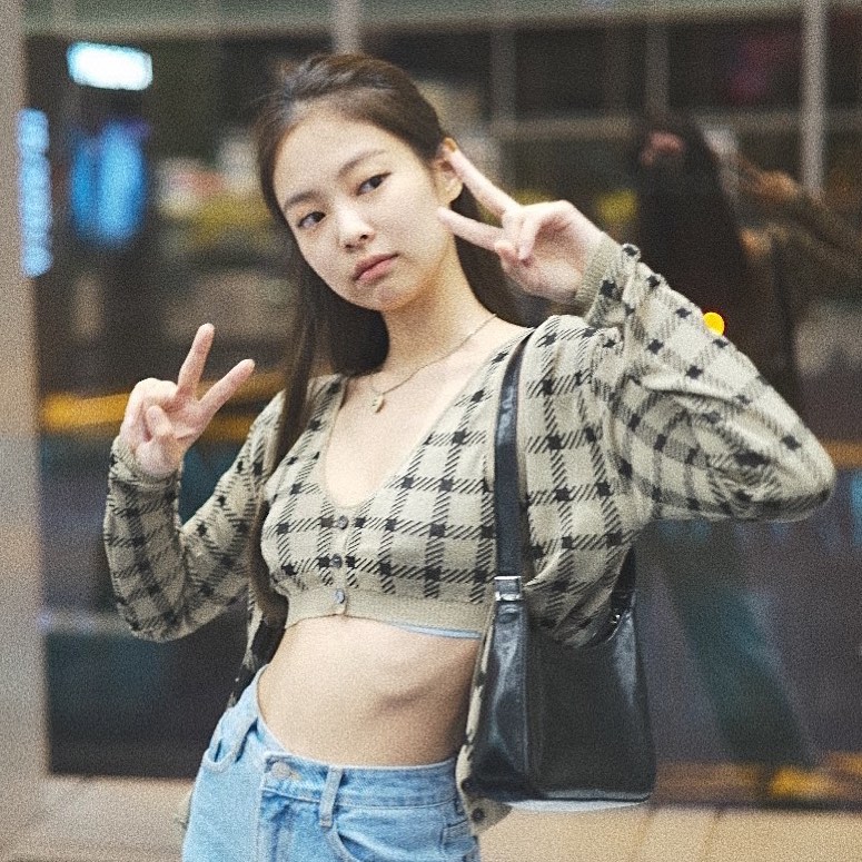 Áo micro cardigan được Jennie (BLACKPINK) lăng xê từ sân khấu đến trang phục đời thường. (Ảnh: @jennierubyjane)