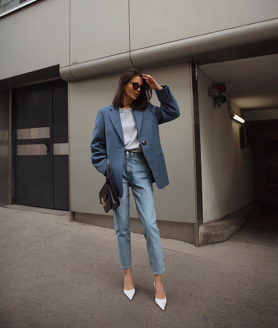 cách phối màu trang phục công sở theo tính chát công việc áo blazer xanh cùng quần jeans