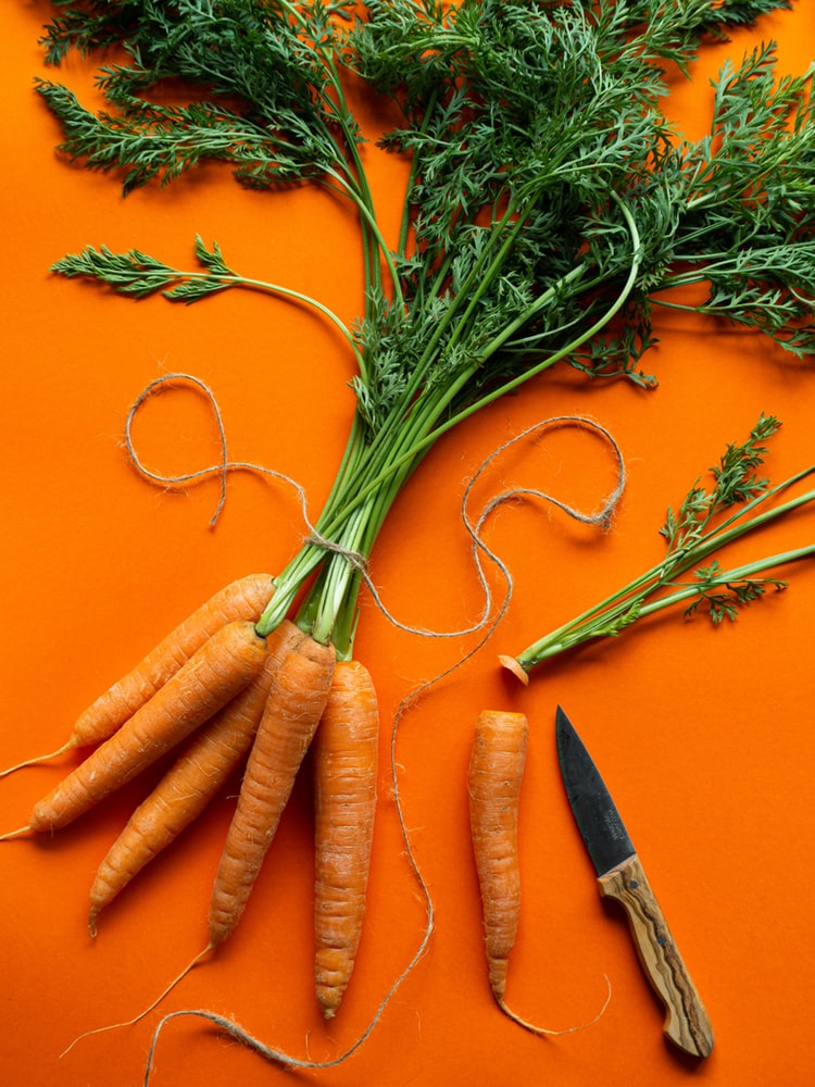 Các vitamin và khoáng chất trong cà-rốt có khả năng hỗ trợ dưỡng da và giảm quầng thâm mắt.