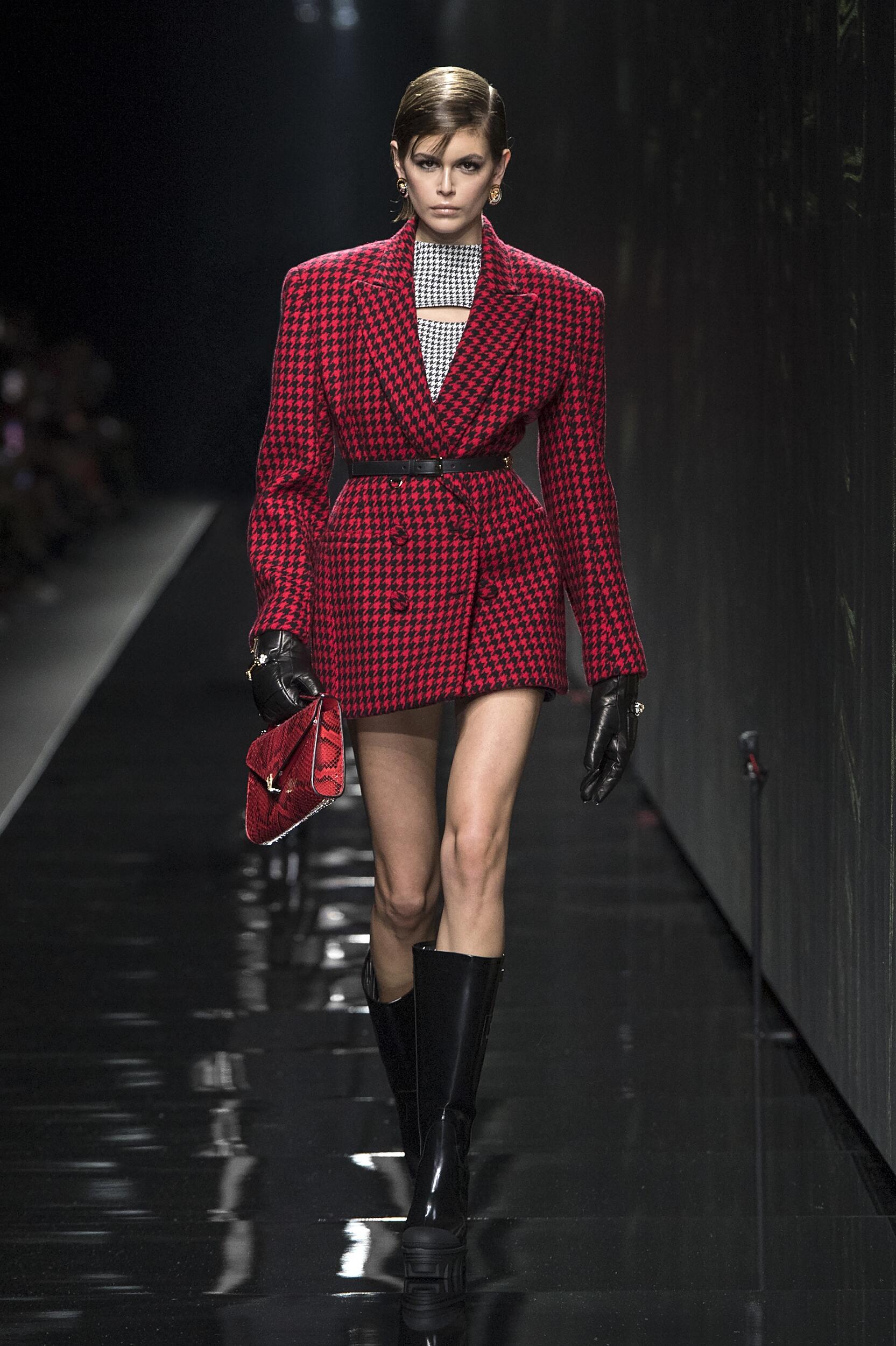 màu đỏ trên sàn diễn BST Thu Đông 2020 của Versace