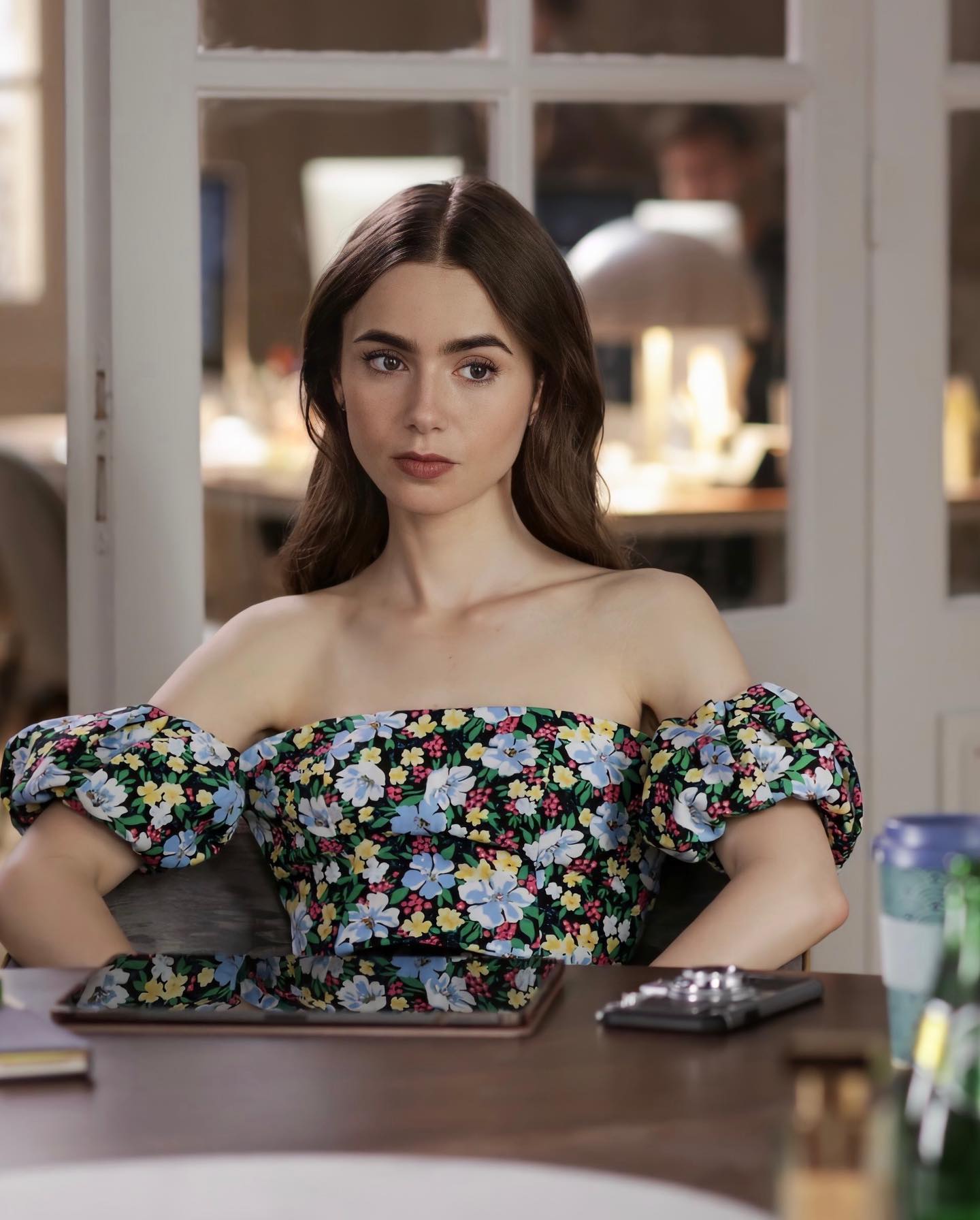 Đơn giản trong bước trang điểm mắt giúp Emily toát lên nét đẹp nhẹ nhàng.