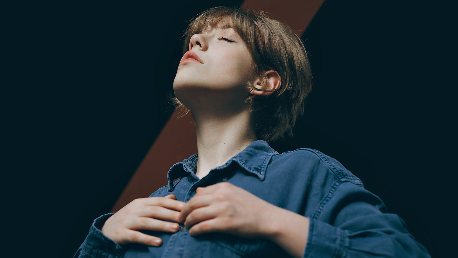 Vì sao những người phụ nữ hay âu lo lại là người mạnh mẽ nhất? | ELLE