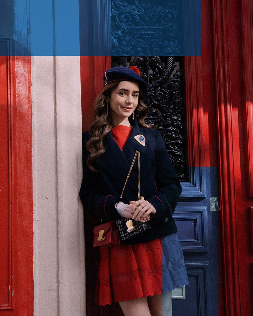 Lily Collins đội mũ beret trong Emily In Paris
