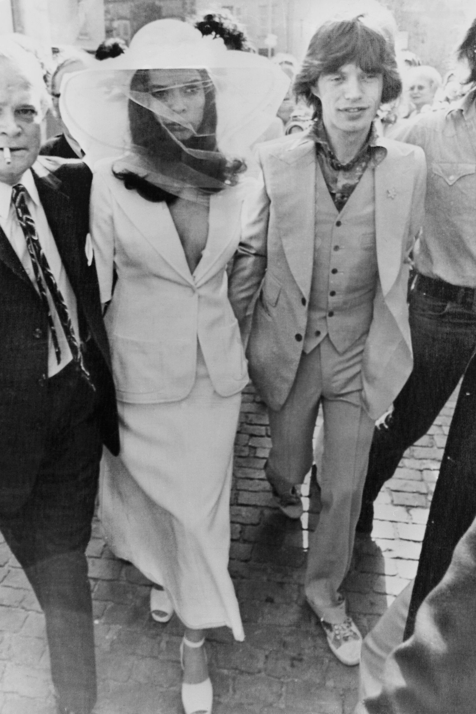 váy cưới dạng âu phục bianca jagger