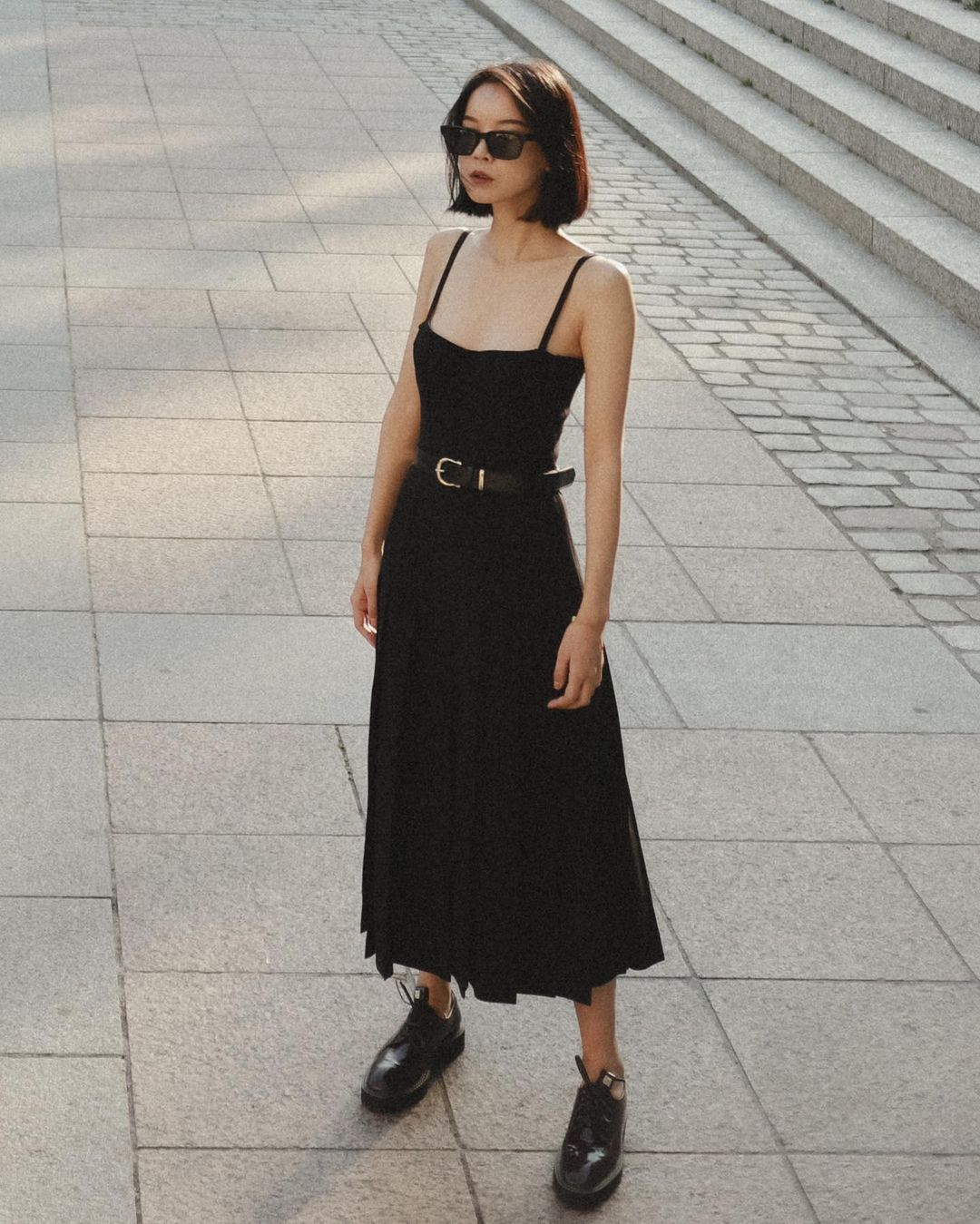 váy đen dạo phố dress code street style 