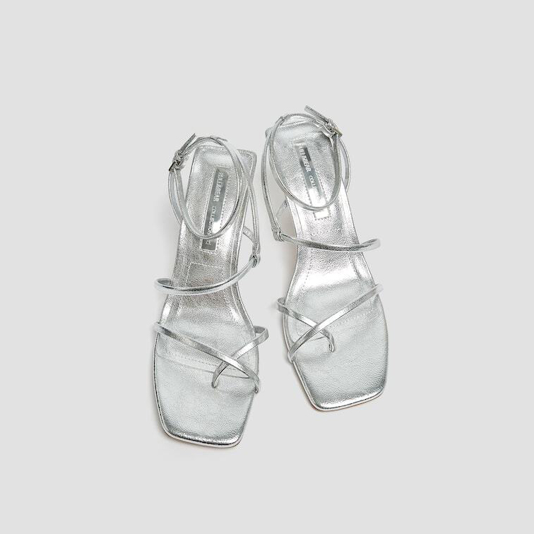 giày sandal nữ xỏ ngón màu bạc metallic pull&Bear
