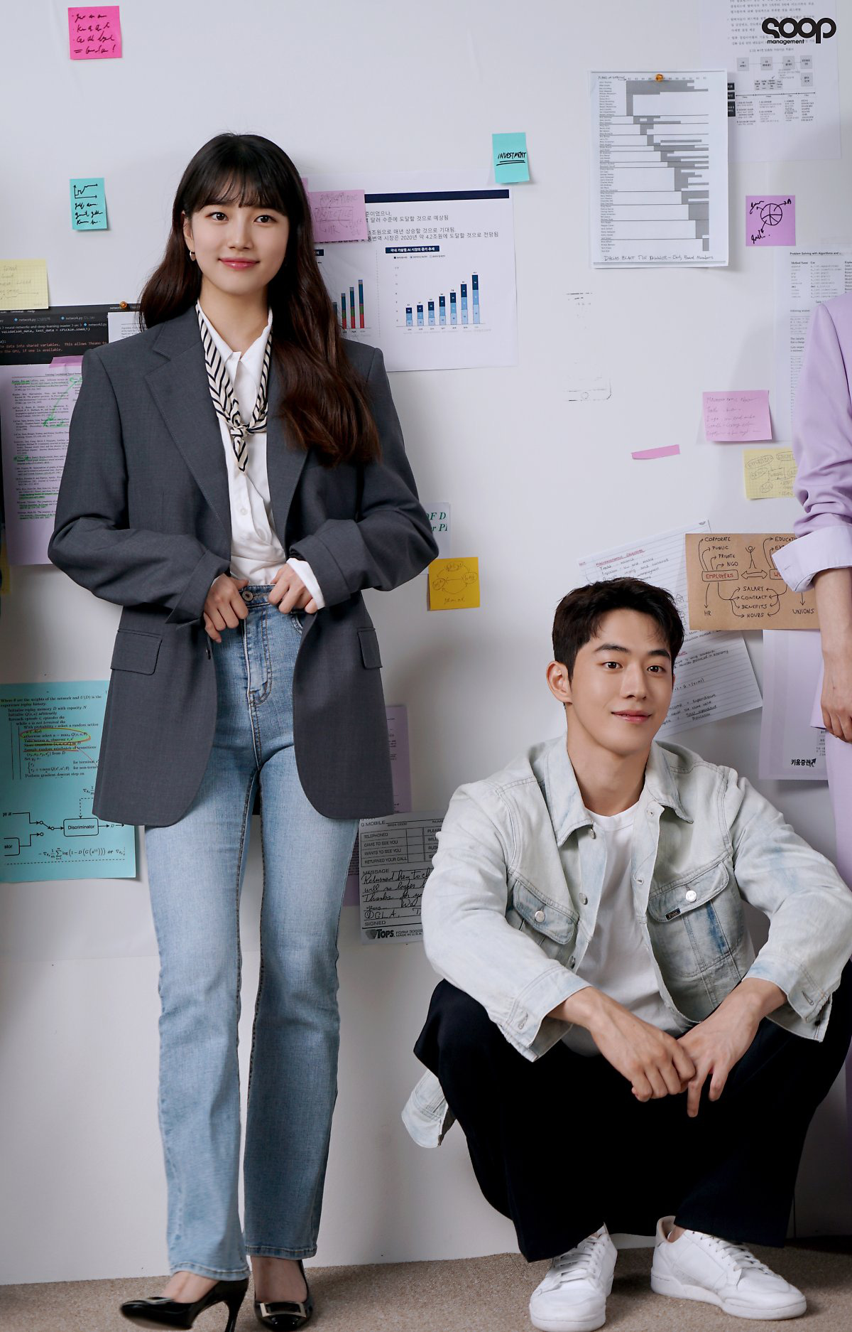 Suzy phối đồ với quần jeans blazer xám sơ mi trắng trong Start Up