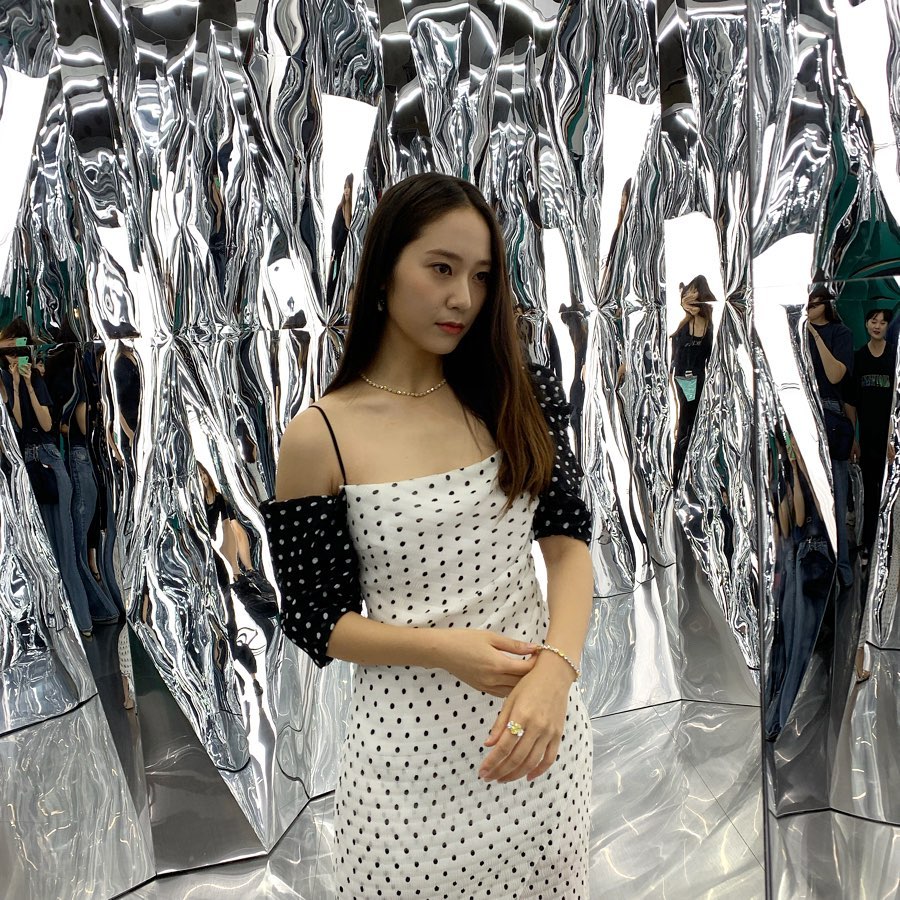 Phối đồ dự tiệc cung bọ cạp - Krystal Jung mặc váy chấm bi trắng đen