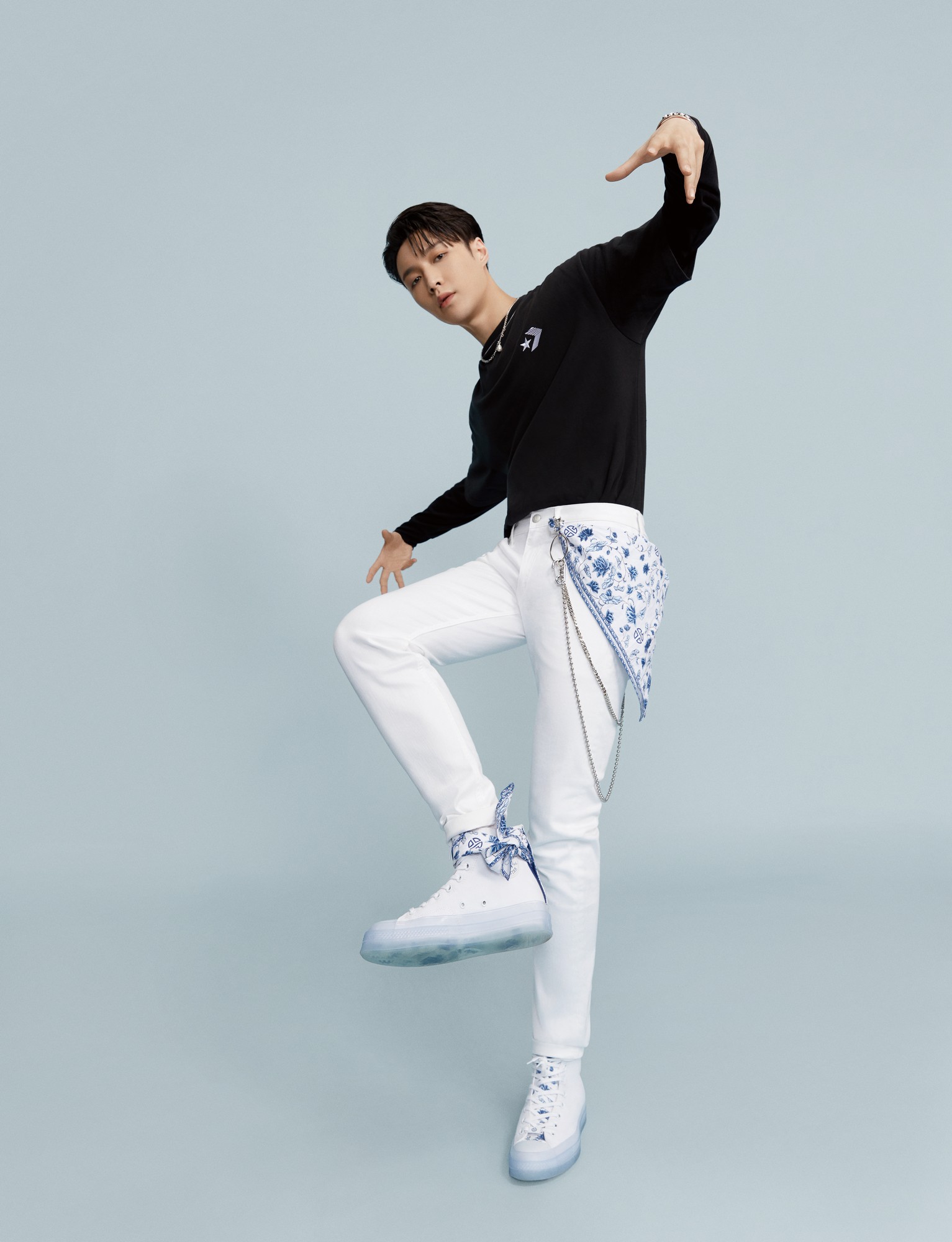 Lay exo trong bts mới với converse layzhang