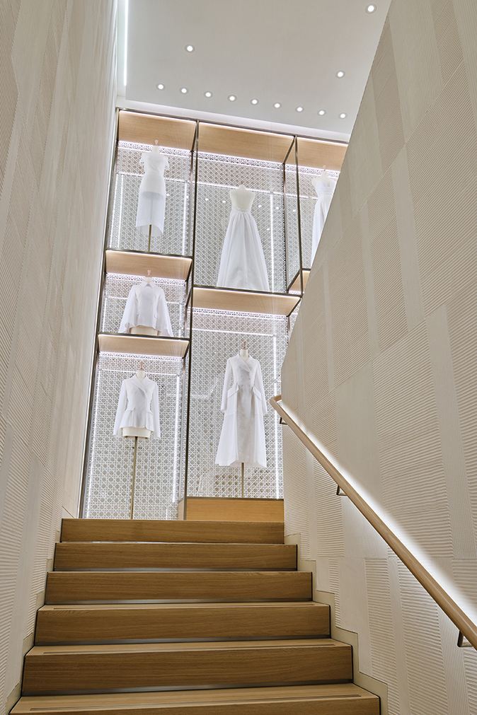 trang trí boutique Dior Hà Nội